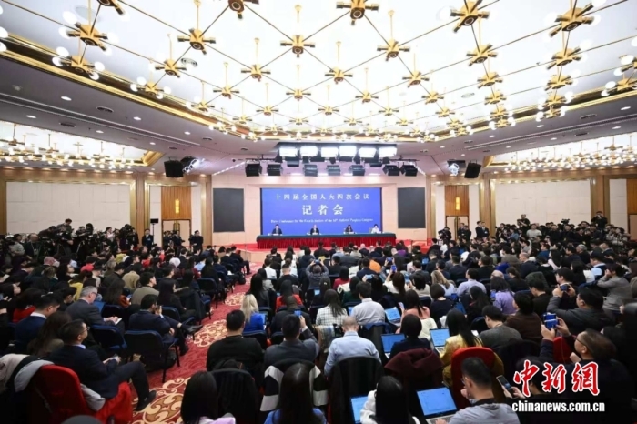 3月8日上昼10时，104届齐邦人年夜4次聚会正在梅天亚中央音讯颁发厅举办记者会，聘请中同中心政事局委员、中接部少王毅便“华夏中接战略战对于中关连”相干题目归问中中记者发问。中新社记者 田雨昊 摄